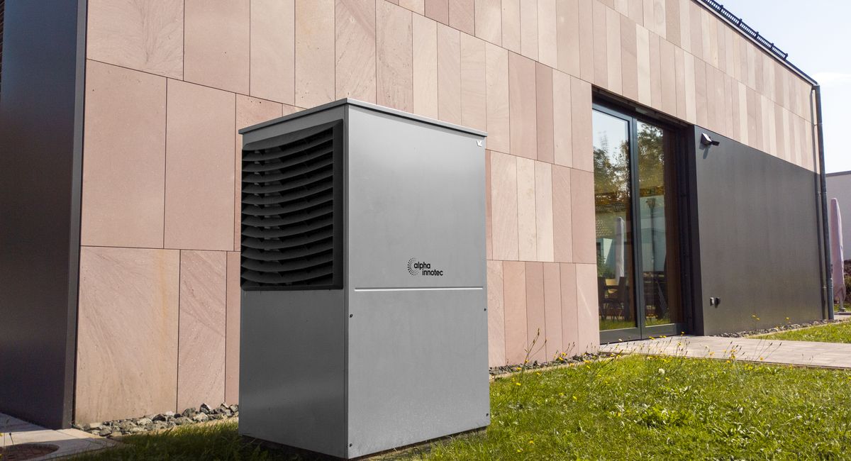 Pompe à chaleur air-eau installée le long d'un mur de maison